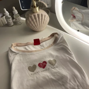 Esprit croptop - Croptop från Esprit- liknar lite ”babytee” trenden fast det är en tröja i vuxenstorlek ((: 