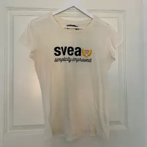T-shirt från Svea i fint skick. Använd 3 ggr. Storlek S. Hör av dig vid intresse💙