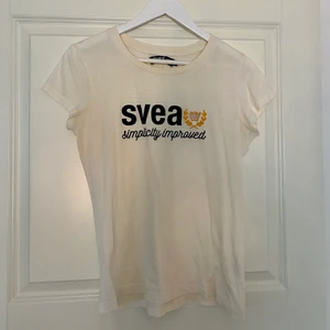 Svea ~ T-shirt  - T-shirt från Svea i fint skick. Använd 3 ggr. Storlek S. Hör av dig vid intresse💙