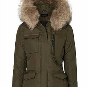 Hollies vinterjacka  - Väldigt varm Hollies vinterjacka i modellen livigno med äkta päls i väldigt fint skick! prislappar finns kvar, inte mina bilder, skicka medelande så skickar jag egna bilder på jackan! Priset kan diskuteras 