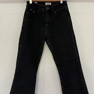 Säljer mina Tommy hilfiger jeans modell: Crop flare. (Nypris 1200 kr). Inhandlade för ca 1 år sedan men är sparsamt använda därav fint skick, inga defekter. Säljes endast för att dem är för små för mig. De är fransade nere, alltså ingen söm (är så när man köper dem).                                                                                          KÖPAREN STÅR FÖR FRAKTEN: 45 kr ej spårbart (kan skickas spårbart då blir det 66 kr).