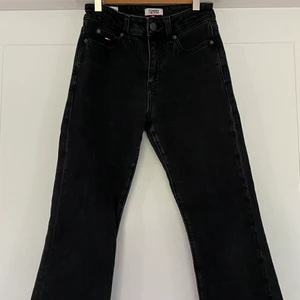 Tommy Hilfiger jeans  - Säljer mina Tommy hilfiger jeans modell: Crop flare. (Nypris 1200 kr). Inhandlade för ca 1 år sedan men är sparsamt använda därav fint skick, inga defekter. Säljes endast för att dem är för små för mig. De är fransade nere, alltså ingen söm (är så när man köper dem).                                                                                          KÖPAREN STÅR FÖR FRAKTEN: 45 kr ej spårbart (kan skickas spårbart då blir det 66 kr).