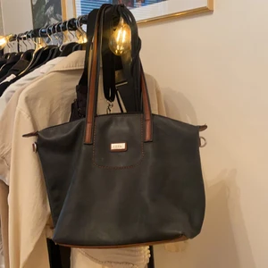 Handväska - Bra kvalitet o har 3 fack, knappt använd🥰