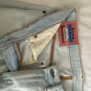 Acne Studios Jeans Max Lt Blue Blå Konst - Använda Acne Jeans (Blå konst) i snygg wash, storlek 31W/32L UNISEX Inköpta i butik för 1800kr. Kvitto finns vid intresse, köpare står för frakt eller möts i stockholm! Har massor av liv kvar och är ett par riktigt hållbara jeans. Skriv till mig i pm om du är intresserad, vill ha fler bilder eller har frågor :).                                                                                       !!!kan gå ner i pris vid snabb affär!!