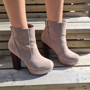 Klackskor strl 38 - Jag säljer dessa klackskor i strl 38. Knappt använda. Obs, det är en 12 åring som testar skorna på bilden.