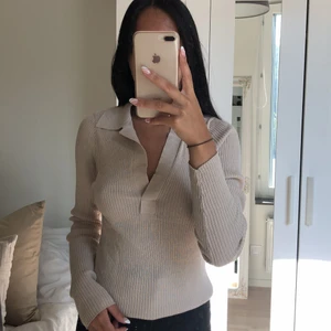 Tröja med krage 🤍 - Polo tröja med krage, sitter jättefint på och passar nu till hösten! Frakten ingår i priset 🤍