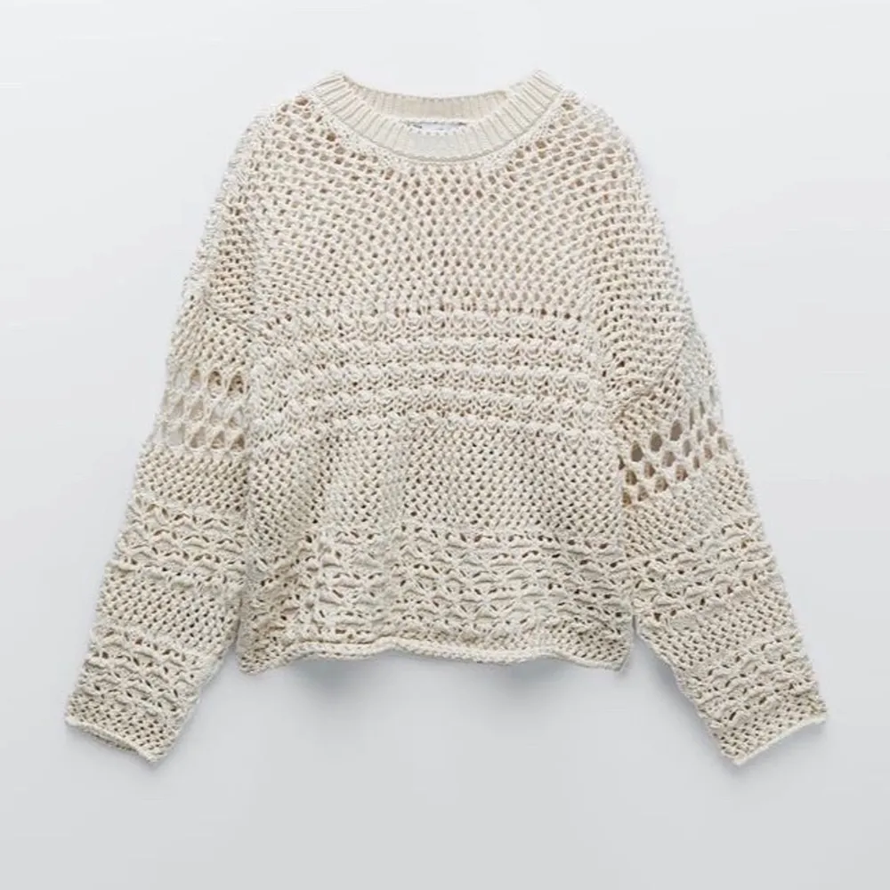 Stickad tröja från Zara i storlek S endast använd 1 gång! Köpt för 400kr. Tröjor & Koftor.