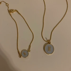 Halsband och armband bokstav M  - Helt oanvänd halsband och armband från timi of Sweden i bokstaven M, gulplaterad och med justerbar kedja både på armband och halsbandet. Säljs på grund av fel köp. Inköpt för 480kr. Kan hämtas i hagsätra eller skickas mot frakt. 