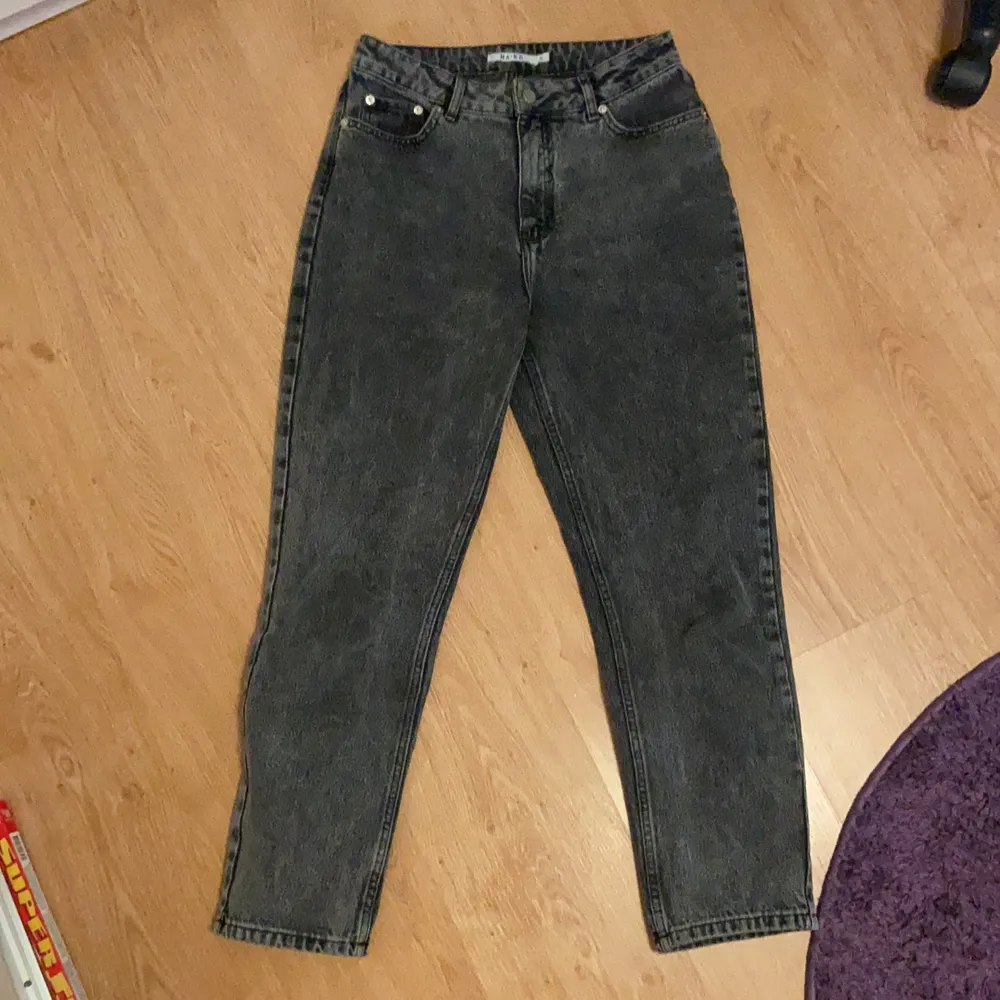 Ett par svart/gråa jeans från NA-KD i storlek 40 säljes. De är mid rise med raka ben. De är oanvända och det är självklart inget fel på dem, har tyvärr för långa ben för att de ska passa bra. . Jeans & Byxor.