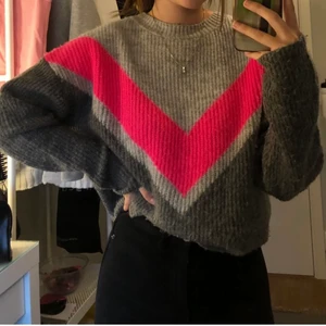 Stickad tröja - Säljer denna goa tröja från newyorker i storlek XS, den skulle även passa en S. Den är använd men fortfarande i fint skick. Köparen står för frakten🦋