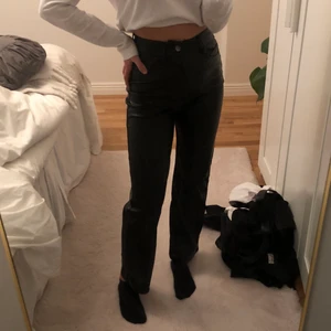 Skinnbyxor - Så snygga skinnbyxor i strl xs🌠