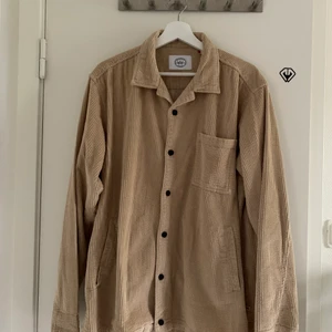 Overshirt/jacka - Overshirt/jacka i beige Manchester passar så snygg som jacka nu när de börjar bli lite kallare ute. Är i storlek XL.