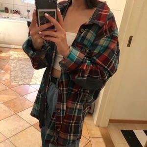 Oversized skjorta  - Säljer en oversized skjorta i härligt material 😊 säljes pga att den inte kommer till användning                             Skriv gärna privat för fler bilder! 