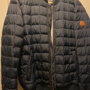 Timberland jacka XL - Mörkblå höstjacka från Timberland, helt ny. 