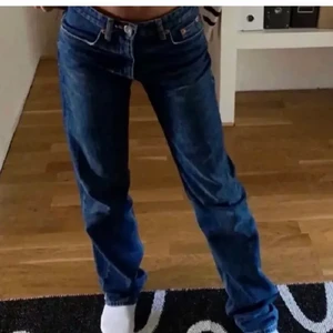 Mid waist zara jeans - Säljer nu dessa populära zara jeans! De är i bra skick och storlek 36💖 Buda i kommentarerna!!!!! Första bilden är lånad