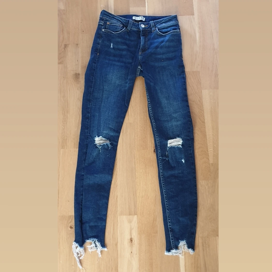 Mörkblå jeans med hål  - 90
