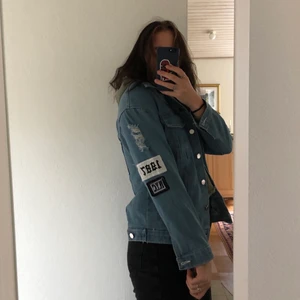 Denim jacket size S - Säljer skitsnygg jeansjacka storlek S. Aldrig använt och prislappen sitter kvar. Ganska liten i storleken så skulle säga att den egentligen passar bäst på xs eller xxs💓💓