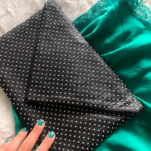 Dator/ Ipadskal samt en mapp - Fint Dator/Ipadskal som jag nu valt att sälja! Det går även att ha för böcker osv😍