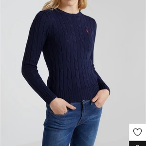 Ralph lauren kabelstickad tröja - Marinblå kabelstickad tröja från ralph lauren. Använt fåtal gånger men i fint skick, nypris är 1 200kr och säljes för 400kr+ ev frakt💞 skriv för fler bilder eller andra frågor.