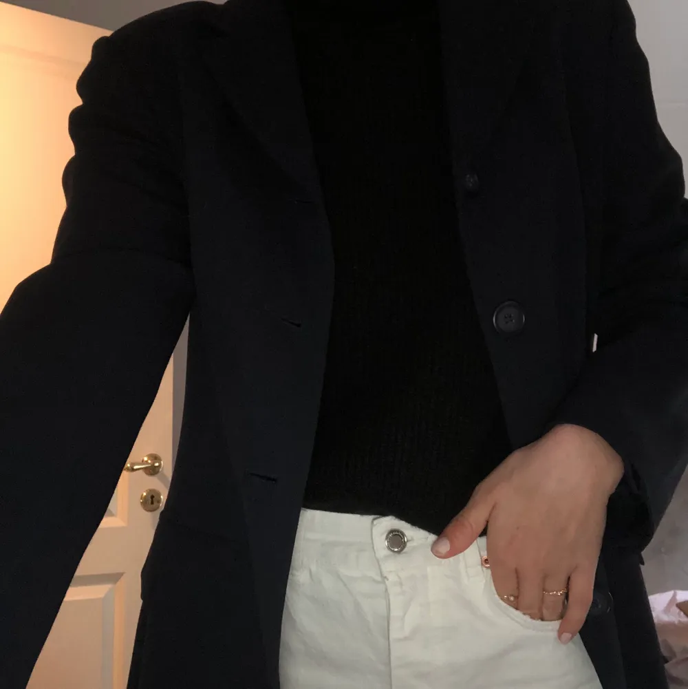 Marinblå blazer från Mexx. Strl 38. Uppklädd men går även att klä ner till vardags. Säljer även en matchande kjol så spana in den om du är ute efter ett set. Oversized.. Kostymer.