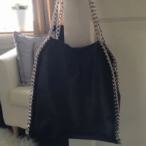 Väska - Säljer min Stella McCartney liknande väska, sparsamt använd. Nypris 500kr. 💕💕