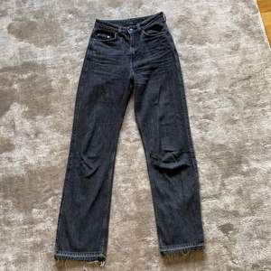 Gråsvarta jeans från weekday i modellen ROWE, storlek 25 i midjan och 30 i längden. Dom är uppsprättade för dom var för korta, därför säljer jag dom. Frakt ingår! 
