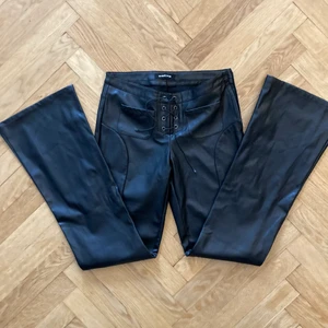 Läderbyxor - Utsvängda och lågmidjade fejkläderbyxor från only. Uppskattningsvis storlek xs-s. Bra längd på mig som är 171