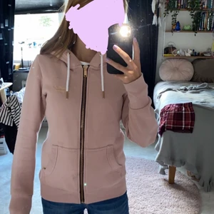 Superdry tröja - Super fin Super Dry hoodie/tröja! Är i använt skick, ungefär två år gammal därav priset! Finns inga hål eller så eller någon fläck. 250kr +frakt! 💗