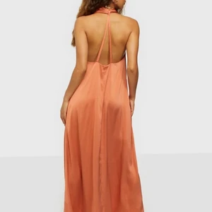 Klänning från samsœ samsœ - Superfin klänning från samsøe samsøe. I storlek M. Säljer den pga felköp och inte blivit färdig till att skicka tillbaka den. Helt oanvänd nerpackad och prislappen sitter kvar.  Nypris 1599:- Ditt pris 1000:-