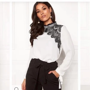 Vit/svart blus  - Använd 1 gång stilig och fin blus 