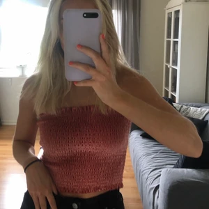 Supersöt topp - Säljer denna jättefina toppen från Hollister. Väldigt stretchig så den passar XXS-S och är i väldigt fint skick🥰