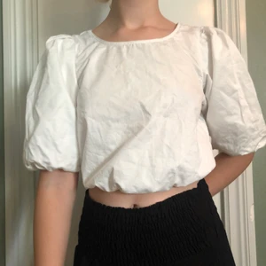 Vit puffärmströja - En jättefin vit puffärmströja med knappar där bak. Har bara använt den en gång. Kom privat för fler bilder🧡