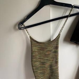 Tröja med öppen rygg  - Tröja från SHEIN med knyte i ryggen som använts en gång. Storlek M 