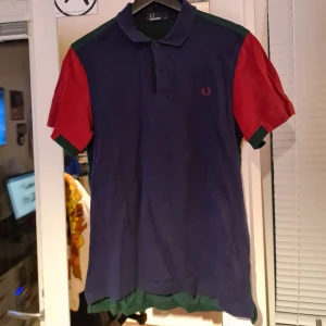 Fred perry pike  - Cool multi färgad pike. Har du mycket svart vitt o grått i garderoben? Jag har lösningen!