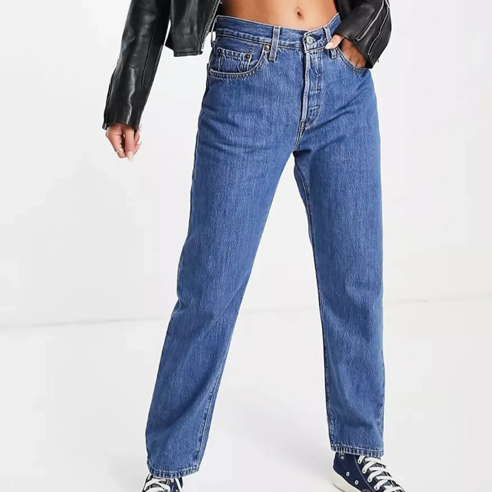 Säljer mina sparsamt använda levis 501 cropped jeans. Jeansen är i nyskick och i stl w25 och l28. Köpta på levis butiken. Vid intresse kan jag skicka fler bilder. . Jeans & Byxor.