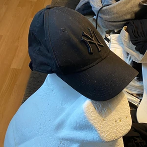 NEWYORK KEPS - En NewYork keps i ONESIZE färg helsvart🖤  Justerbar och övriga detaljer är oskadda. Dammig pga ej använt men detta åtgärdas såklart innan den skickas!