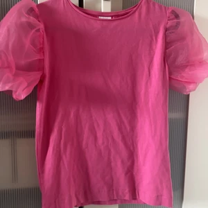Zara tröja - Rosa zara tröja med lite puff. Aldrig använd,fint skick. Lite stor i storleken 