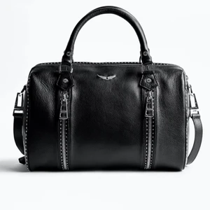 Intressekoll  - Intressekoll på min Sunny medium bag från Zadig & Voltaire. Väskan är i mocka men ser i övrigt ut exakt som på bilden. Nyskick endast använd 3 gånger. Köpt på Zadig & Voltaire butiken i Stockholm nu i somras, nypris ca 5400 kr. Äktighetsbevis och dustbag finns!! Tar inte bud under 4000! Kan även tänka mig att byta den mot nån annan väska