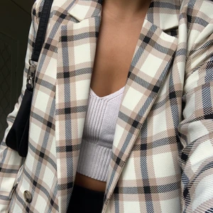 Snygg kavaj från HM - EN JÄTTE COOL KAVAJ SOM PASSAR BRA TILL HÖSTEN😍 storlek s men passar även på xs. Pris:100 +frakt