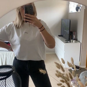LXA t-shirt - Säljer min LXA T-shirt som är helt slutsåld på deras hemsida. Jag har använt t-shirten få gånger och därför är den i väldigt bra skick! Nypris för t-shirten är 349 kr. Köparen står för frakt. 