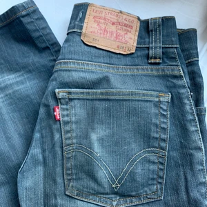 Lågmidjade levi’s jeans - Säljer nu dessa svin snygga lågmiddjade Levi’s jeans för att de inte kom till andning. Jag är 164 cm lång och sitter perfekt för mig i längden. Kom privat för flera bilder💗Jag kan mötas upp och frakta. 