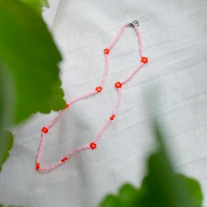 Pärlhalsband ”Begonia” - BEGONIA är ett pärlhalsband som är ca 40cm långt. Den har en karbinhake som håller ihop smycket.