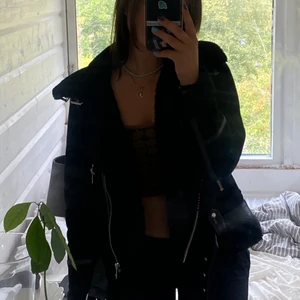 Höst jacka strl S - Skön höst jacka som passar bra men inte fått användning för! Köpt hösten 2020 på zara! Knappt använd och i nyskick(: Köparen står för frakt om den ska skickas!