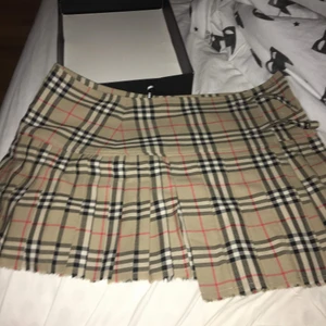 Burberry kjol - Helt oanvänd, på grund av för liten i storlek.nypris är 9000 och är den senaste modellen. Storlek S - M beroende på dig.