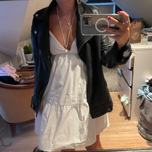 Klänning zara - Säljer denna svinsnygga vita klänning från zara som endast är använd en gång😇💕 så fin och skön och även svinsnygga som kjol om man har någon najs tröja över!😁💖💖 kan mötas upp i Stockholm eller frakta