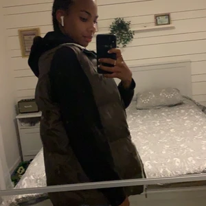 Vest M - Jag säljer en vest som är i storlek M/S. Är cirka 174 och den sitter bra. Det är inga fel på vesten