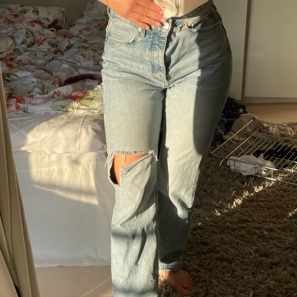 Sjukt snygga oversized jeans från Zara! Bra skick och i storlek 36 men passar 38 . Jeans & Byxor.