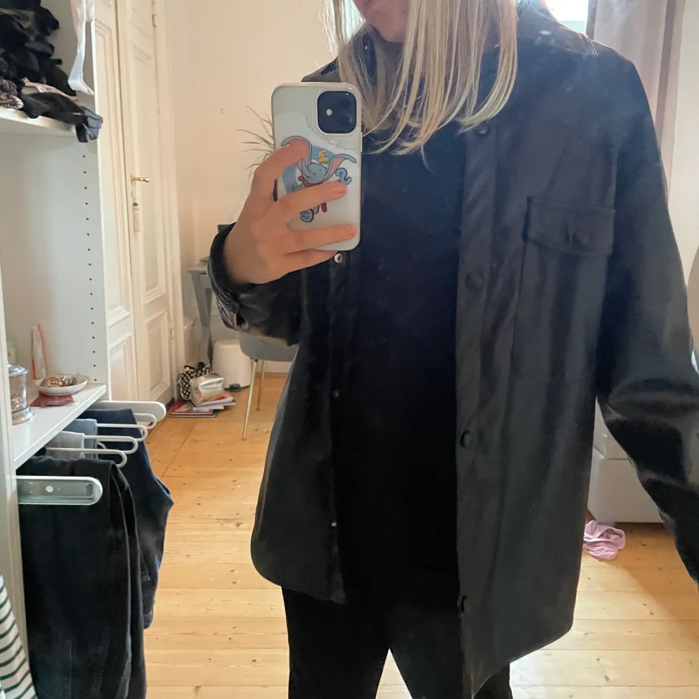 Så cool skinnjacka. Skulle säga att den är perfekt oversized. Perfekt till hösten. Köpt på pull and bear för ett år sedan ungefär. Säljer då den inte riktigt kommer till användning. Storlek S . Jackor.