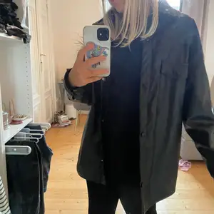 Så cool skinnjacka. Skulle säga att den är perfekt oversized. Perfekt till hösten. Köpt på pull and bear för ett år sedan ungefär. Säljer då den inte riktigt kommer till användning. Storlek S 