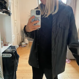 Skinnjacka strl.S - Så cool skinnjacka. Skulle säga att den är perfekt oversized. Perfekt till hösten. Köpt på pull and bear för ett år sedan ungefär. Säljer då den inte riktigt kommer till användning. Storlek S 